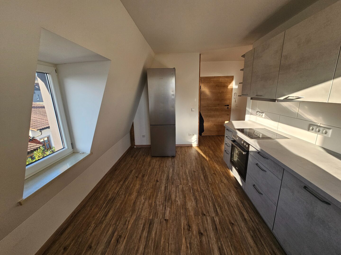 Küche mit Kühlschrank und Küchenzeile