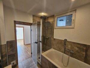 Bad mit Badewanne, Regendusche und Fenster